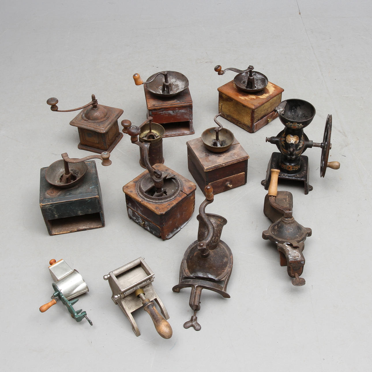 PARTI KAFFEKVARNAR MED MERA, 12 st, trä och metall, 1900-tal.