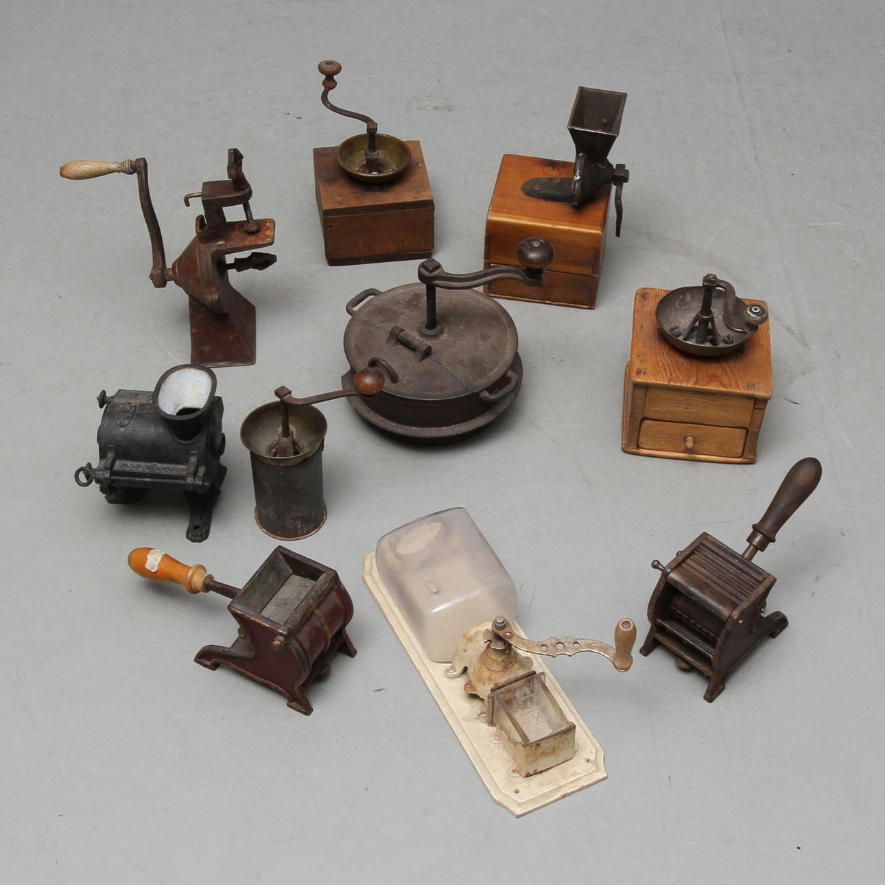 KAFFEKVARNAR MED MERA, TRÄ OCH METALL, 10 st, 1900-tal.