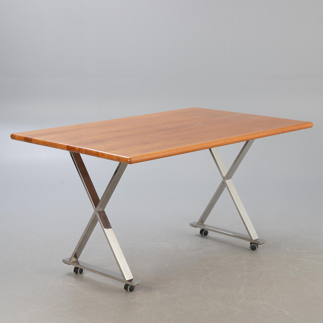 Bord/skrivebord på hjul.