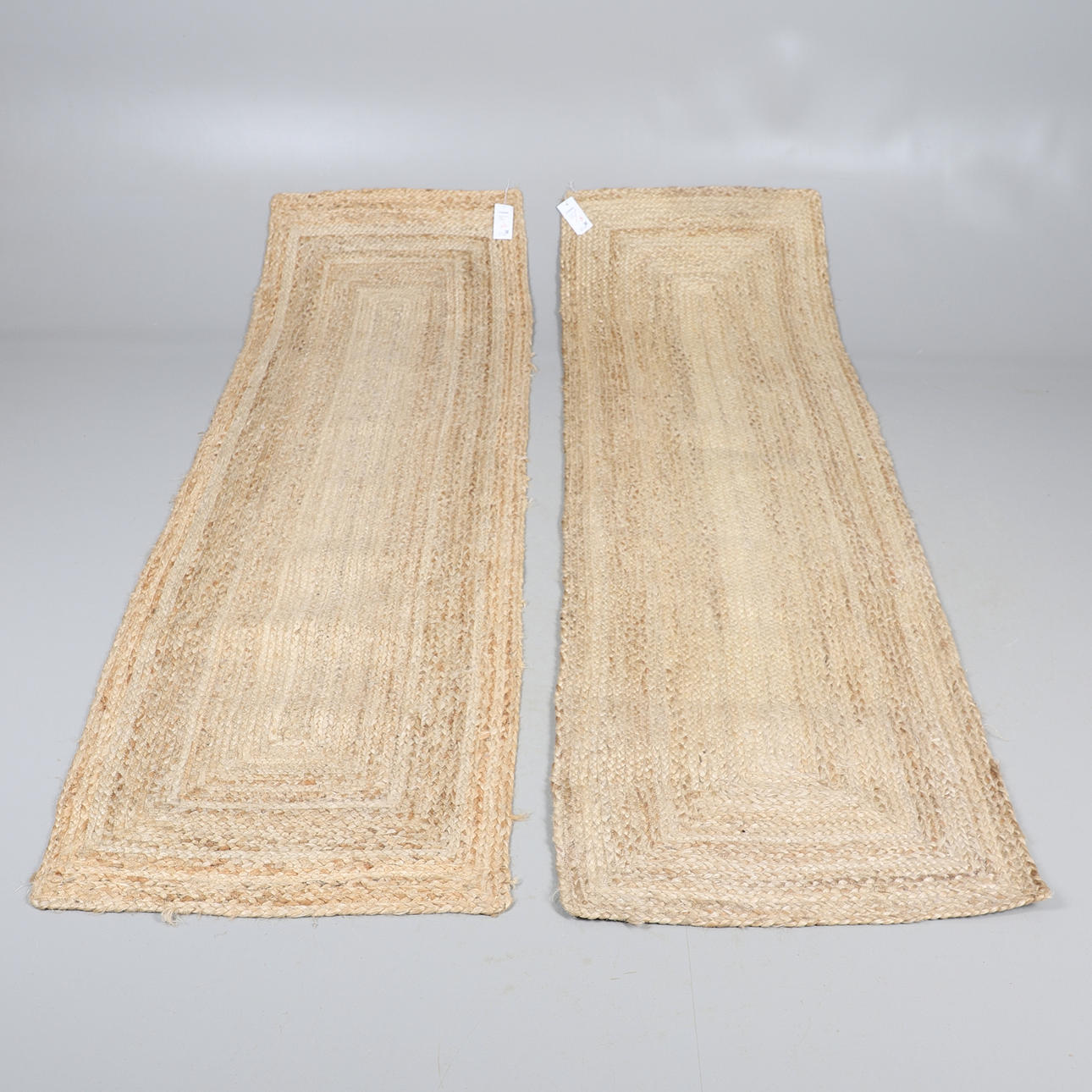 TVÅ MODERNA VÄVDA LÖPARE.