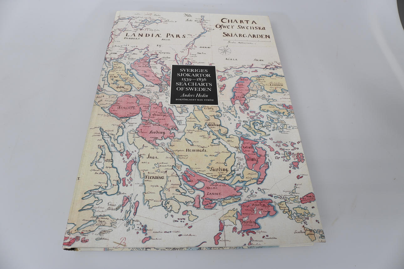 BOK, Sveriges Sjökartor 1539-1836, Anders Hedin, Bokförlaget Max Ström, 2007.