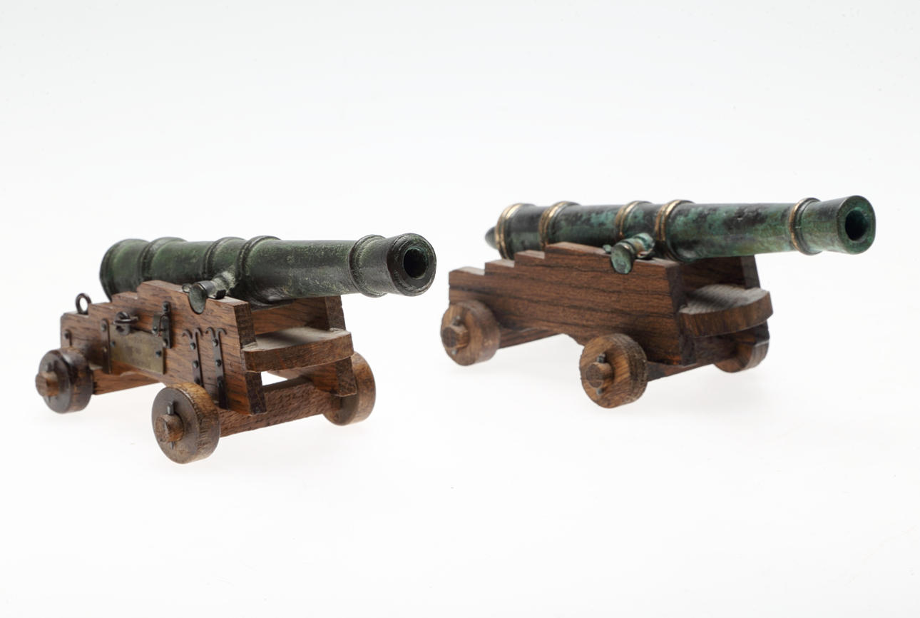 BORDSKANONER, brons, modell efter Linjeskeppskanon 1700-talet, Karlskrona.