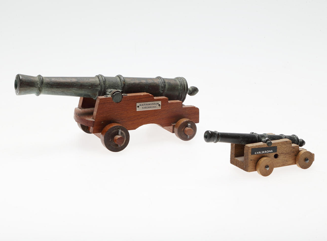 BORDSKANONER, 2 st, brons, Karlskrona, 1900-tal.