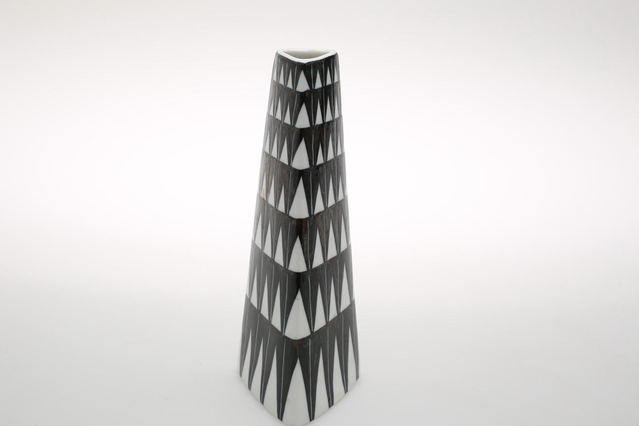 ALF JARNESTAD. Vas "ALFA" Upsala Ekeby.