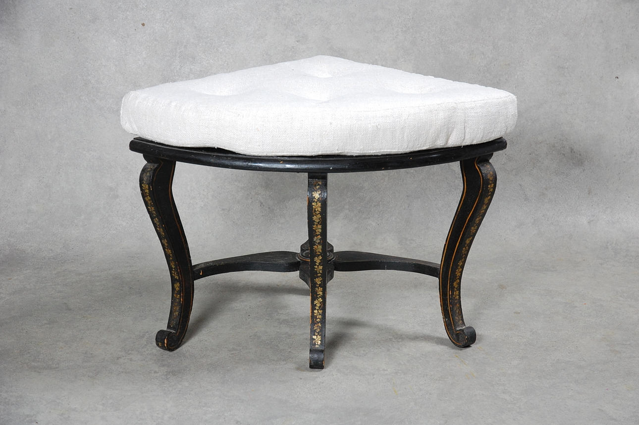 HÖRNTABURETT, 1800-tal.