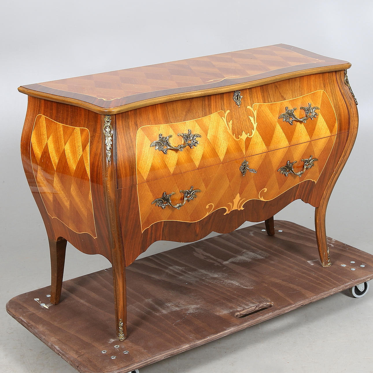 BYRÅ, intarsia, rokokostil, 1900-talets andra hälft.