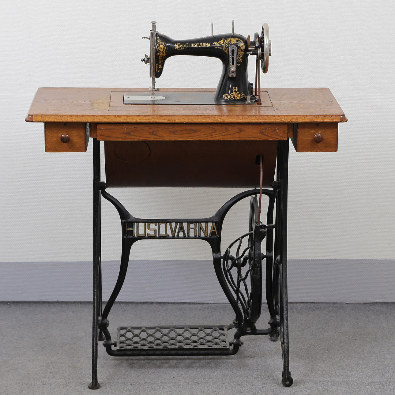 HUSQVARNA, SEWING MACHINE WITH SEWING MACHINE BASE.