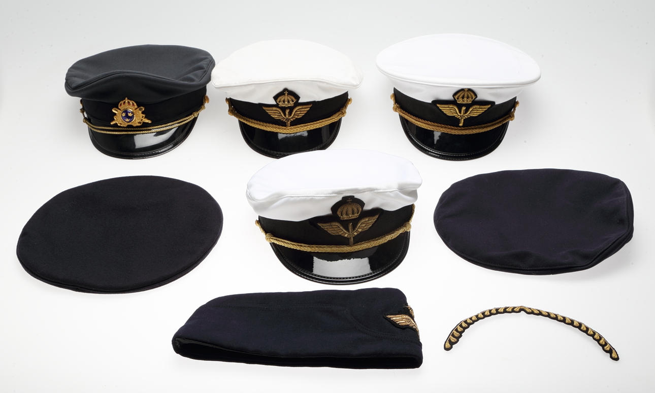 UNIFORMSMÖSSOR M M, 7 delar, 1900-talets senare hälft.