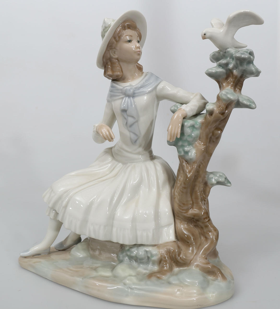 FIGURIN, porslin, Flicka med fågel på trädgren, Nao.