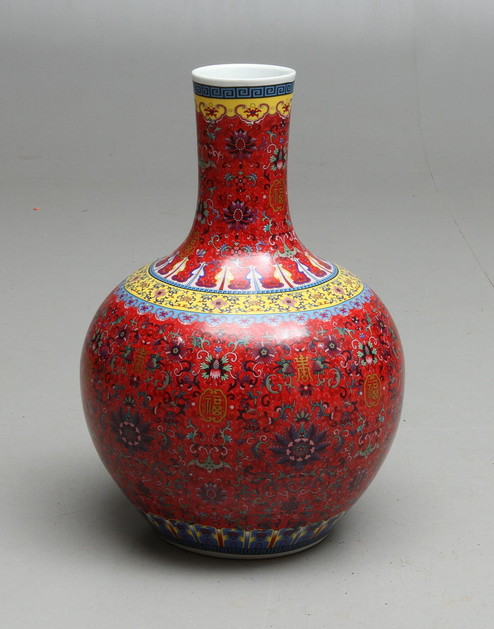 DEKORATIV VAS, porslin, Kina, 2000-tal.