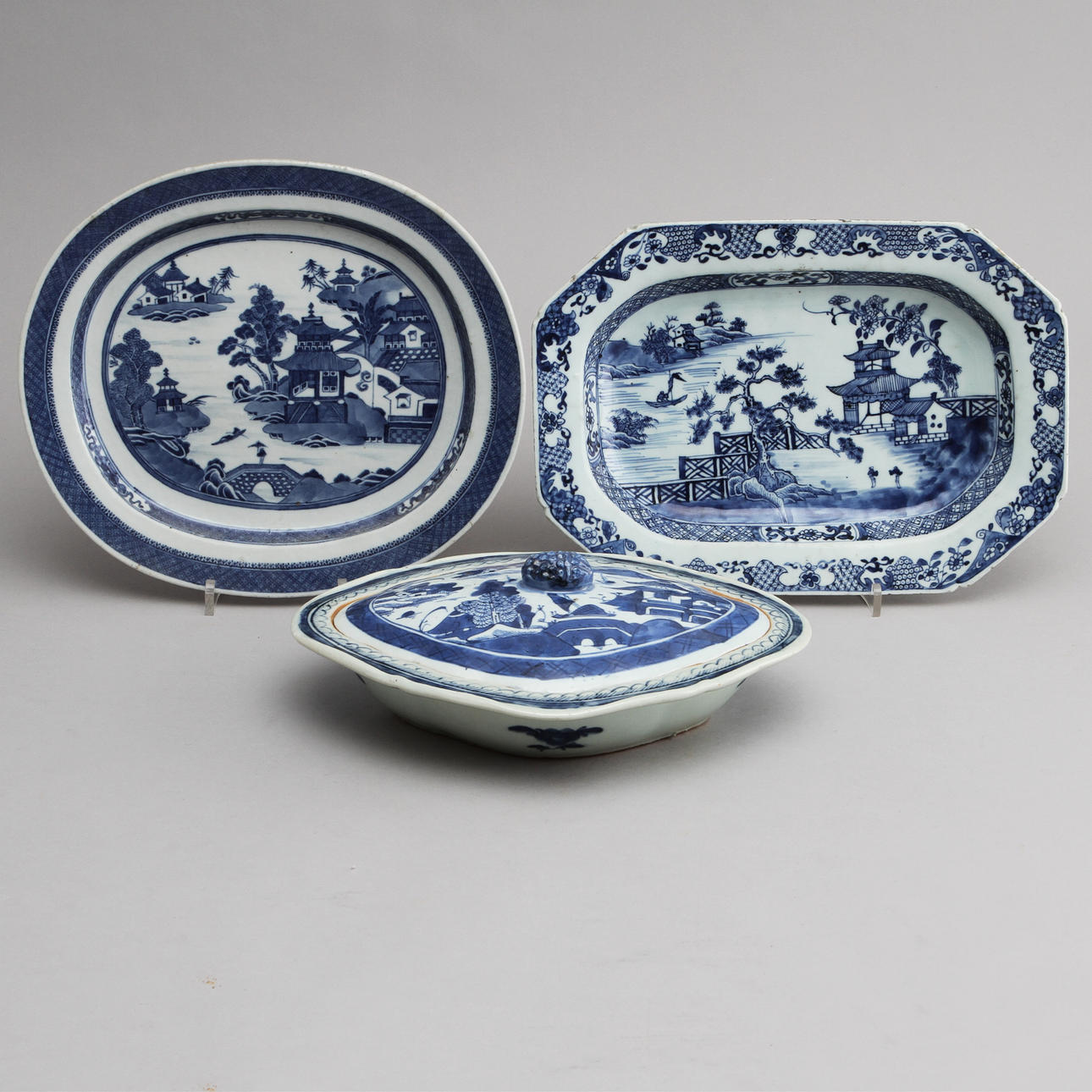 FAT, 2 st och 1 KAROTT MED LOCK, porslin. Kina 17/1800-tal.