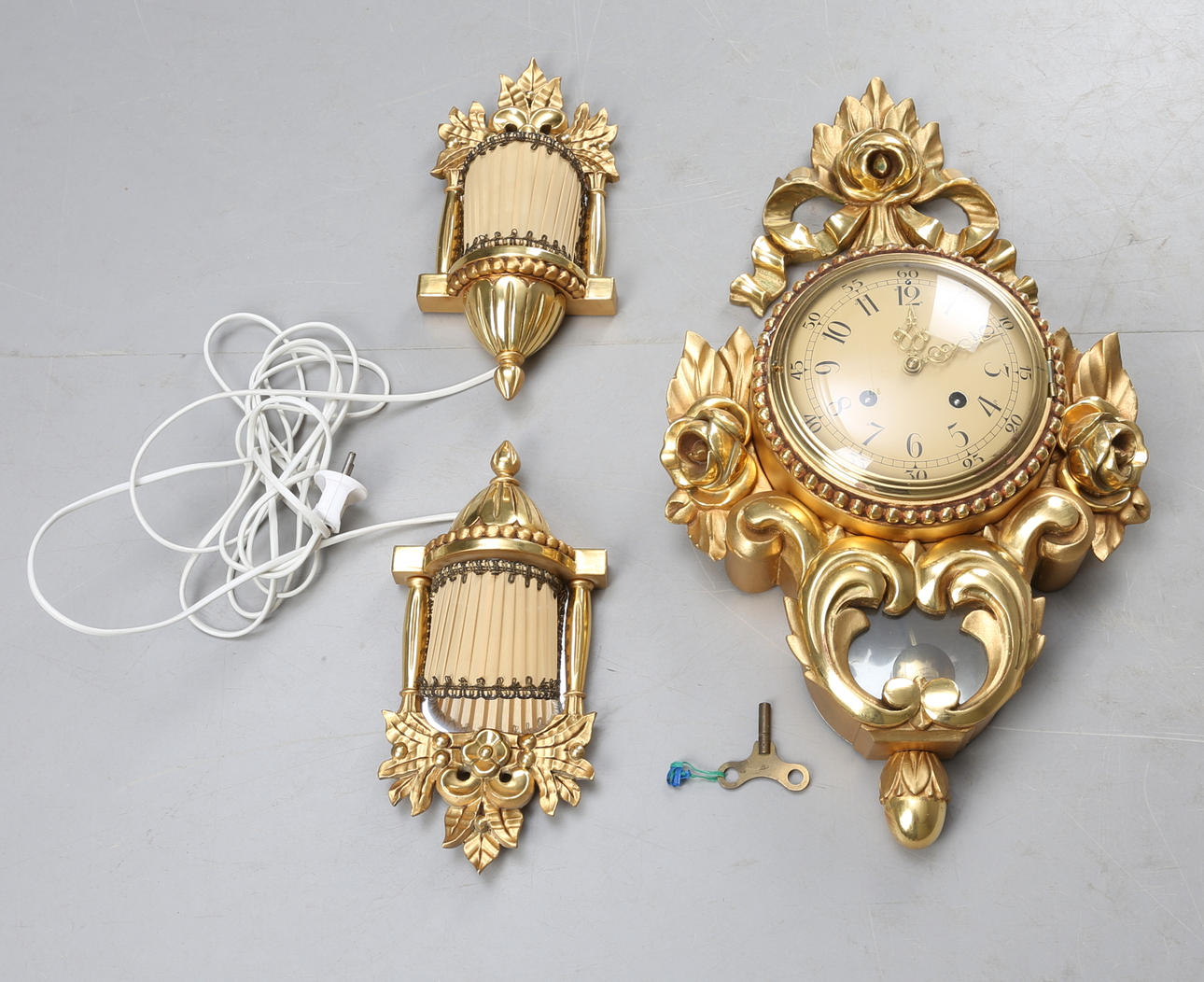 VÄGGUR samt LAMPETTER, 3 delar, gustaviansk stil, 1900-tal.