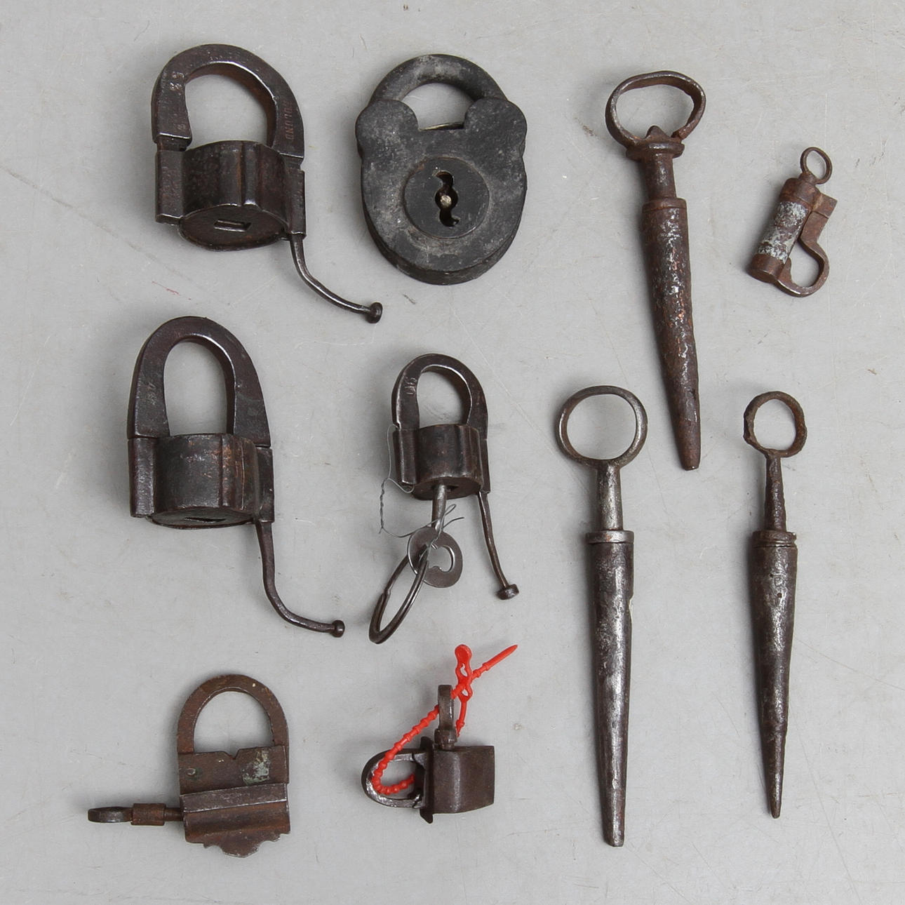 LÅS med mera, metall, mestadels 1800-tal.