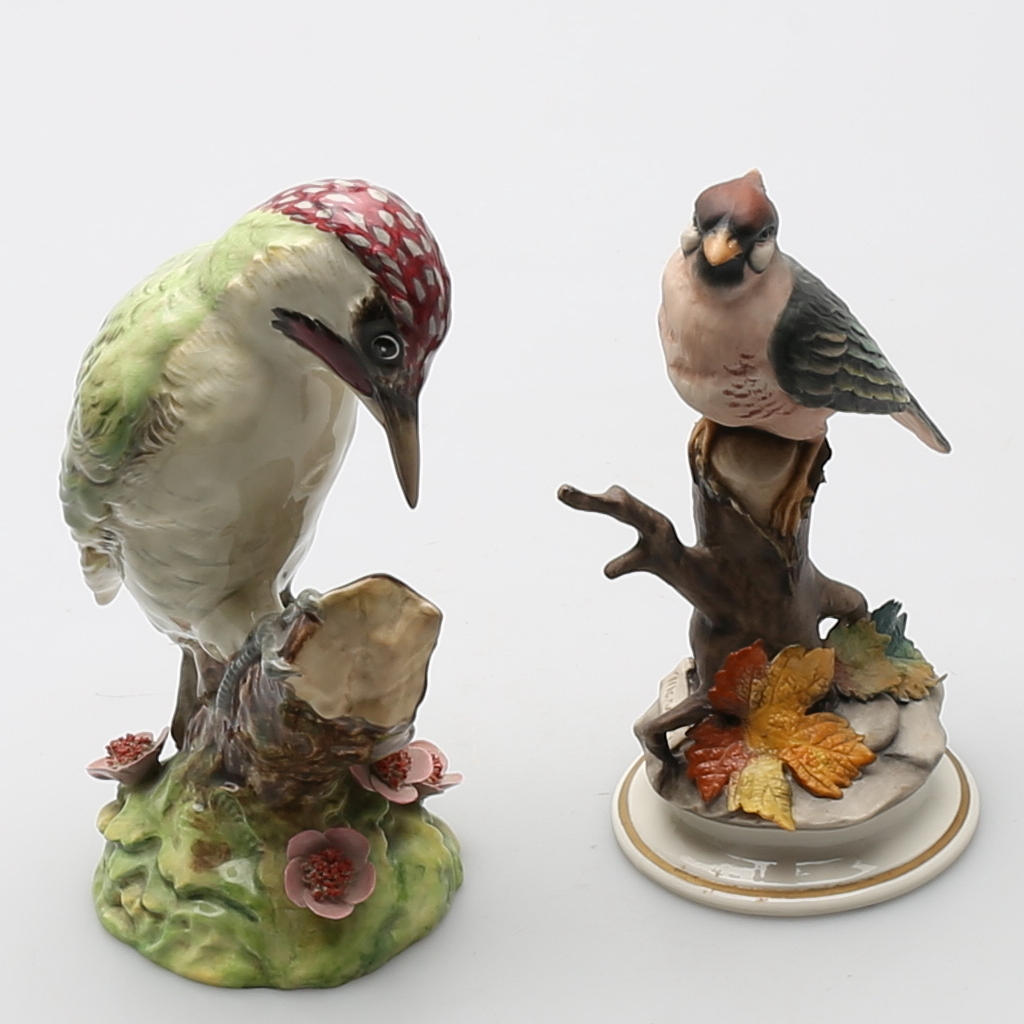 FIGURINER, 2 st, porslin och flintgods. Italien och England.