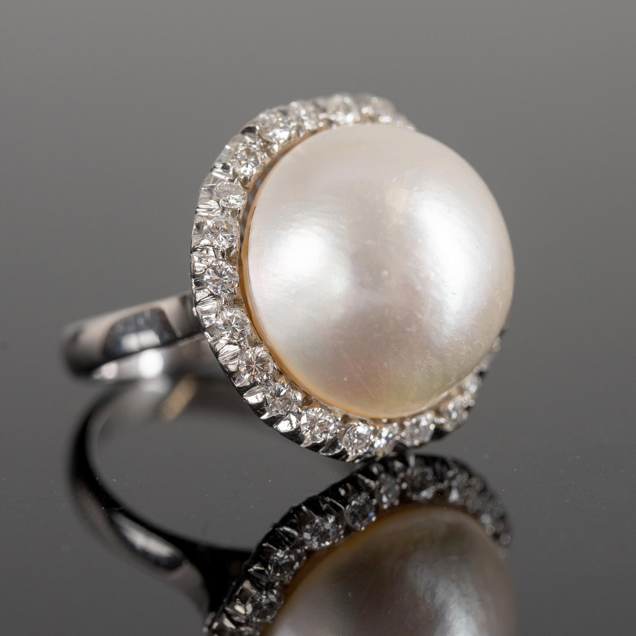 Helmi- ja timanttisormus.