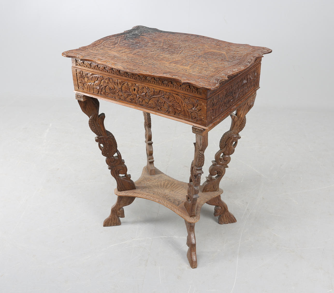 SKRIN, ornamenterat trä, 1900-tal.