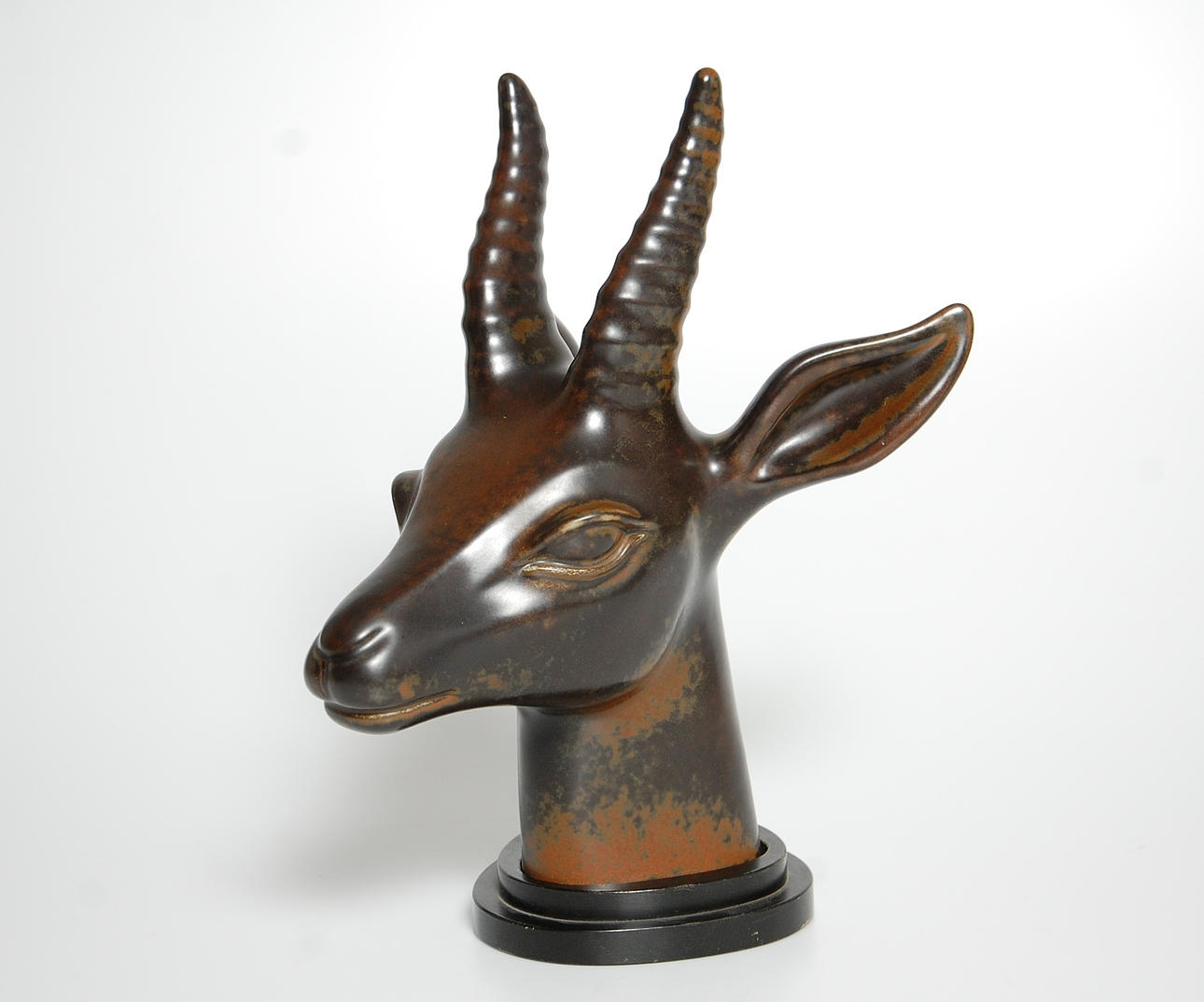 GUNNAR NYLUND. 1904-1997, skulptur Antilophuvud, unik, signerad, numrerad 2/86 Rörstrand.
