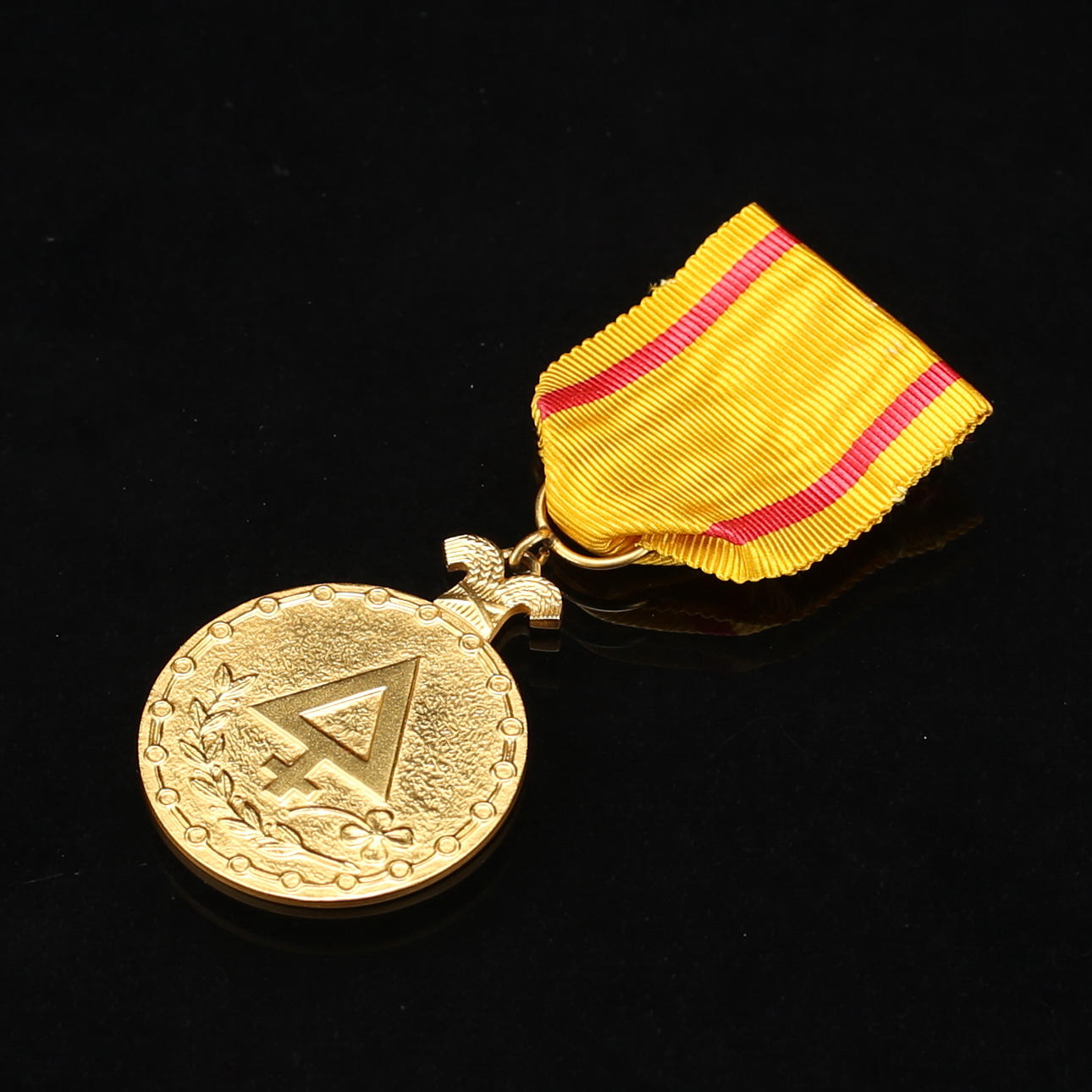 MEDALJ, 18 k guld, total vikt 30,14 gram.