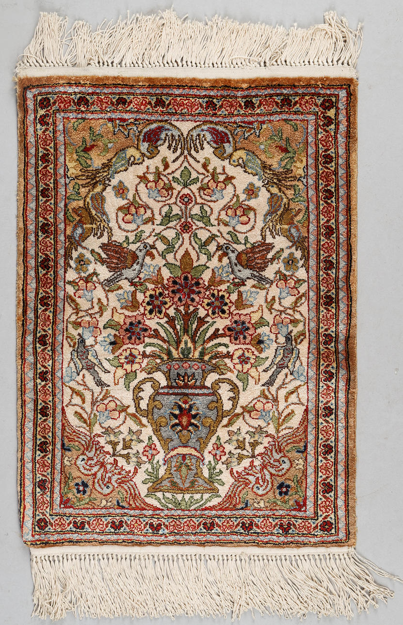 SILK CARPET/WALL TEXTILE, 55 x 39 cm.