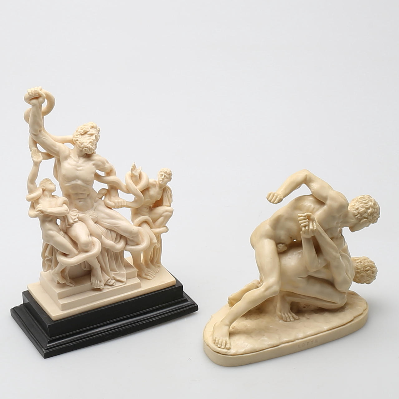 FIGURGRUPPER, 2 st i konstmassa efter klassisk förebild.