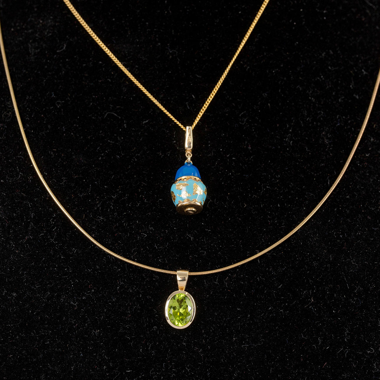 2 hängen med guldpläterade kedjor.