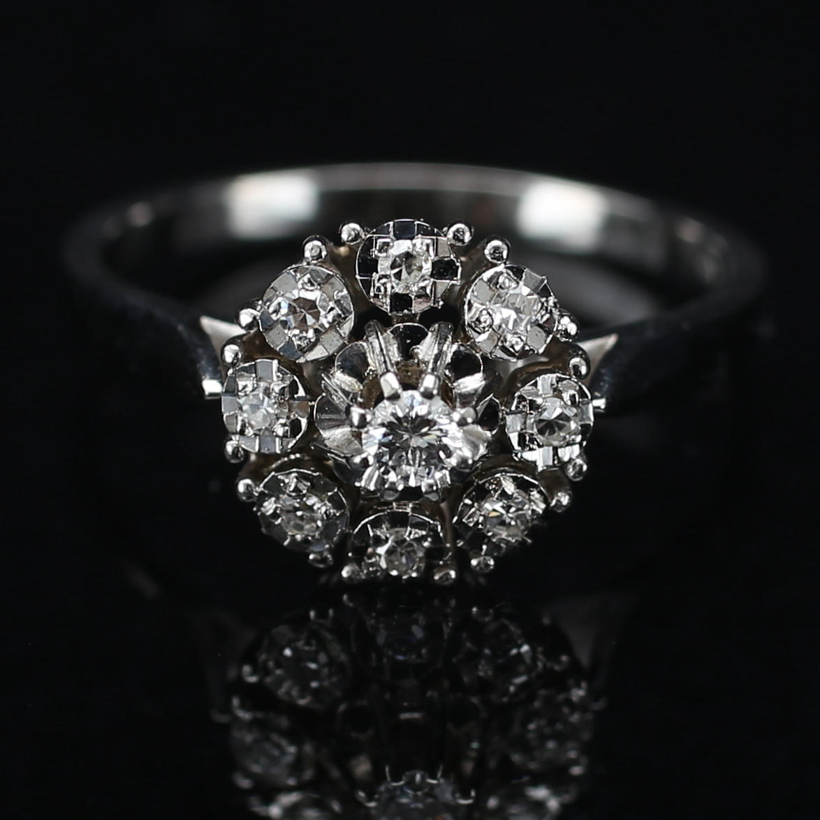 RING, 18 k vitguld med vita stenar, 2,91 gram.