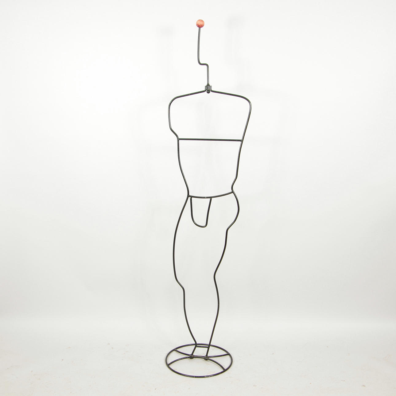 HERRBETJÄNT, svartmålad smide.