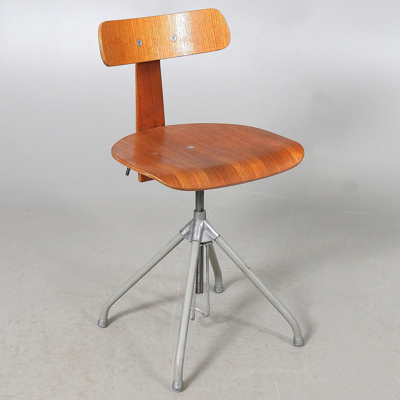 INDUSTRISTOL, 1900-talets mitt.