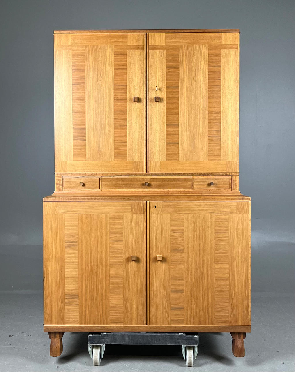 CARL MALMSTEN. Et skab, „Ambassadør“, Åfors møbelfabrik.