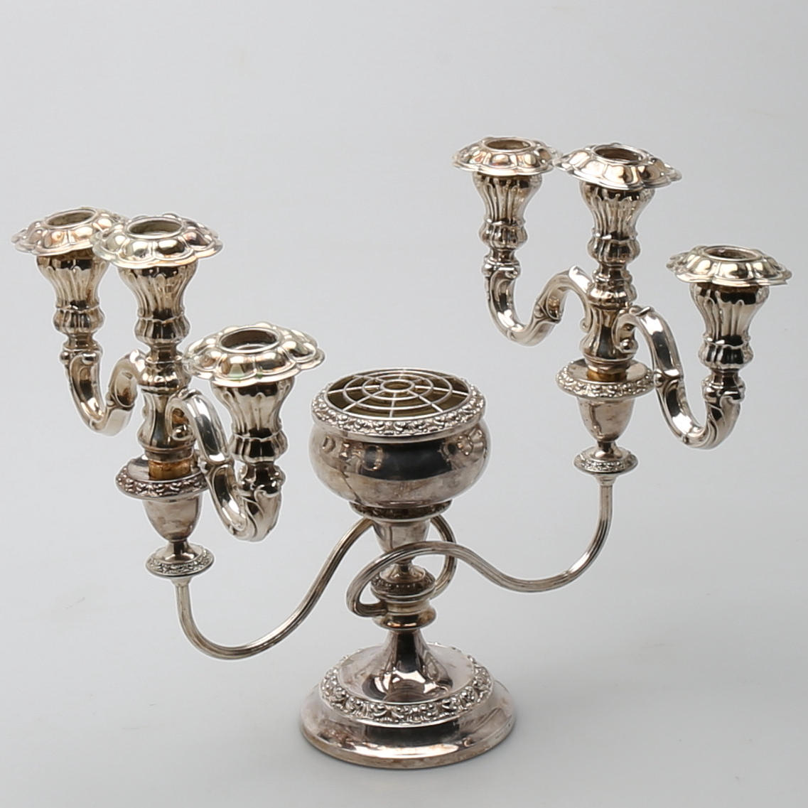 KANDELABER, 14 delar. Rokokostil. Justerbar för sex eller två ljus. Nysilver. Ianthe, England.