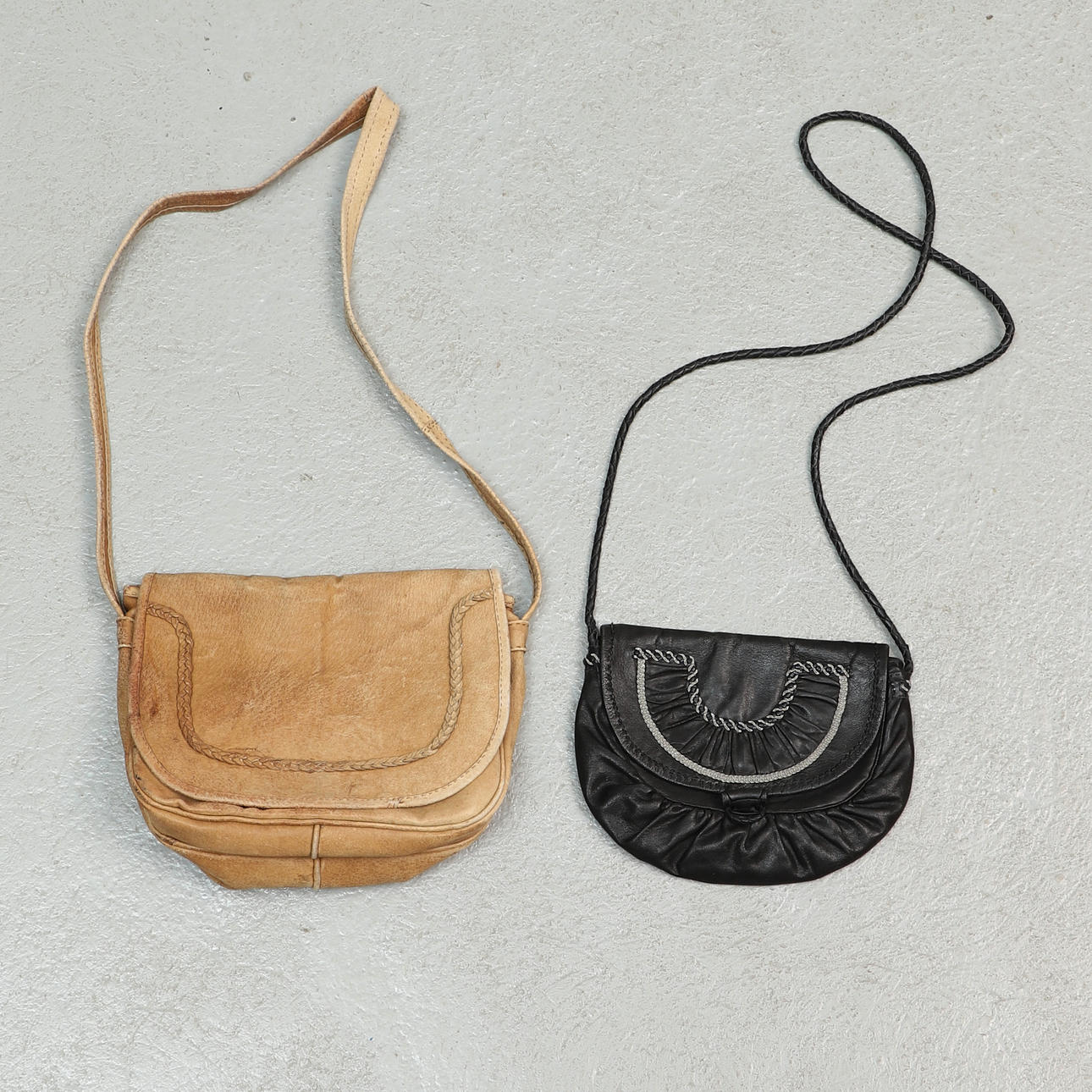 Dos bolsos de piel, del siglo XX.