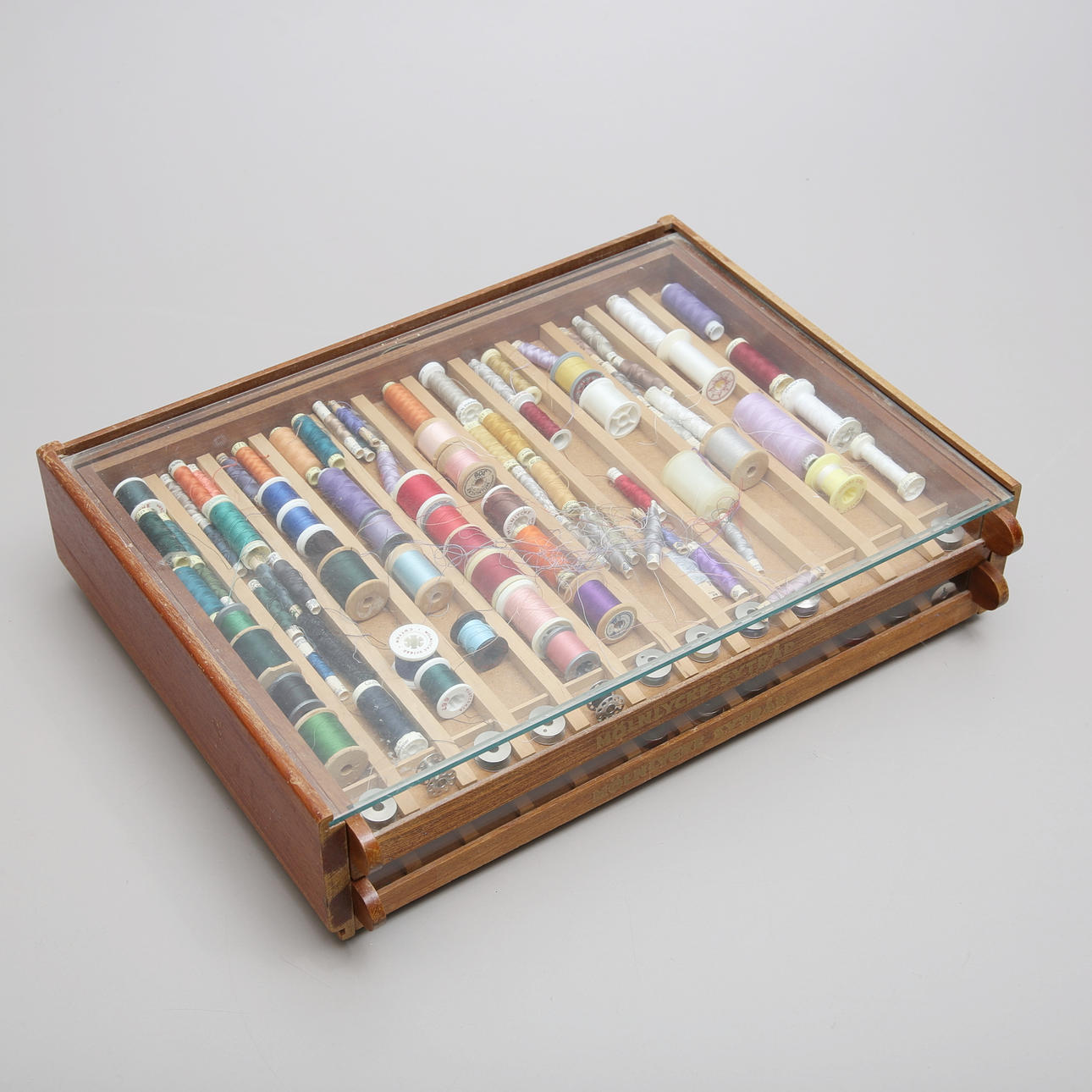 SYSKRIN, trä/glas, Mölnlycke Sytråd.