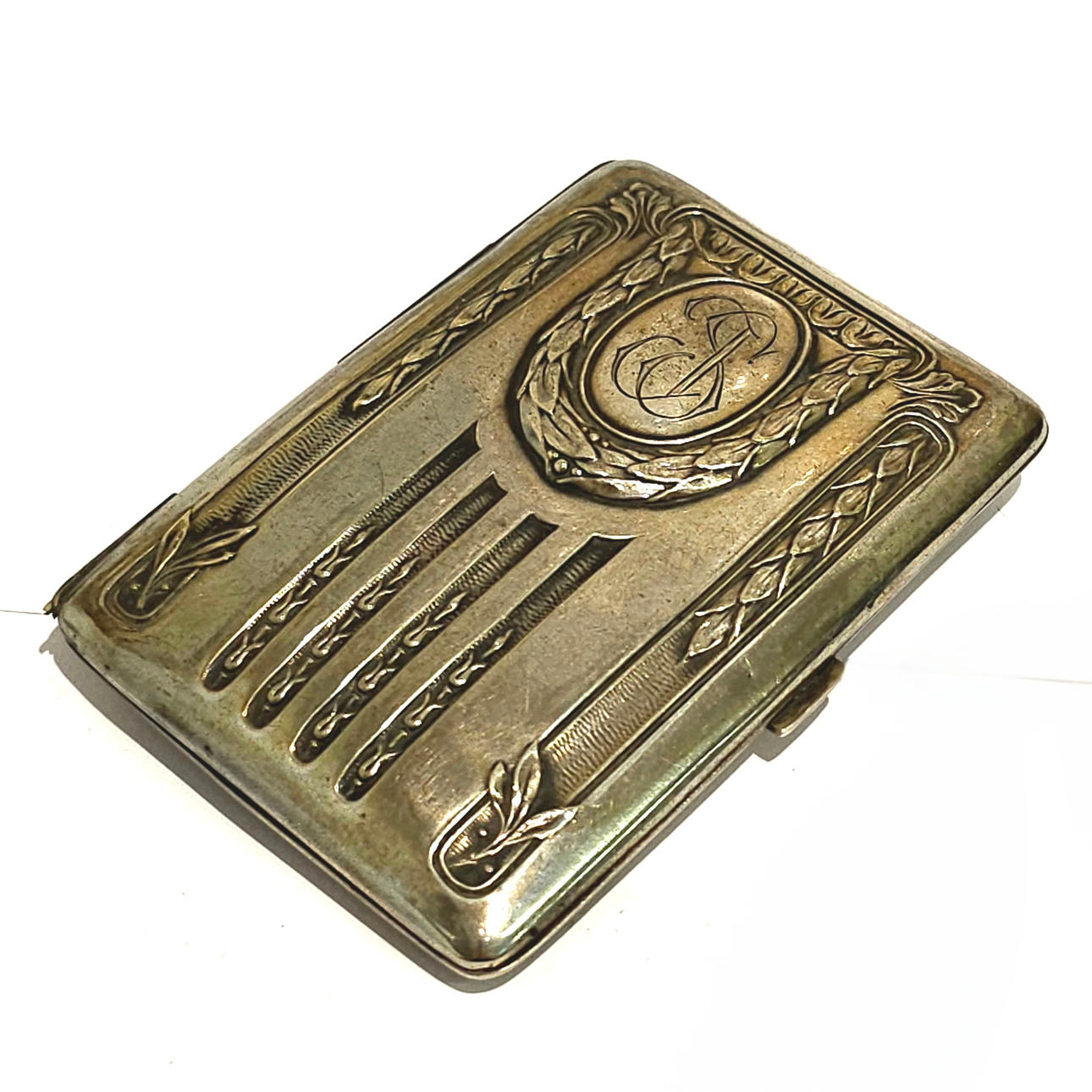 ANTIKES ZIGARETTENETUI AUS GEMEISSELTEM SILBER. UM 1900.