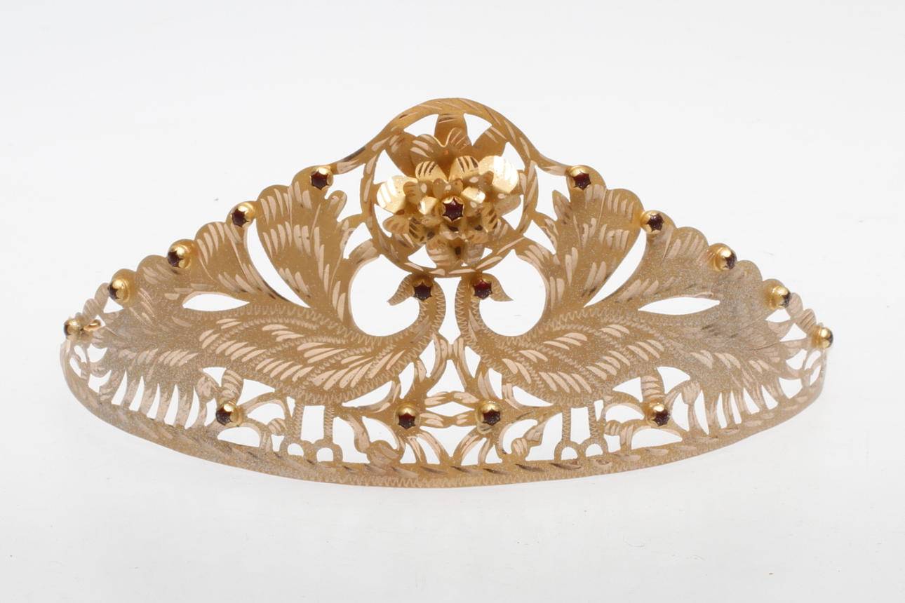 TIARA MED RÖDA STENAR, 14k guld, vikt ca 35,6 gr.