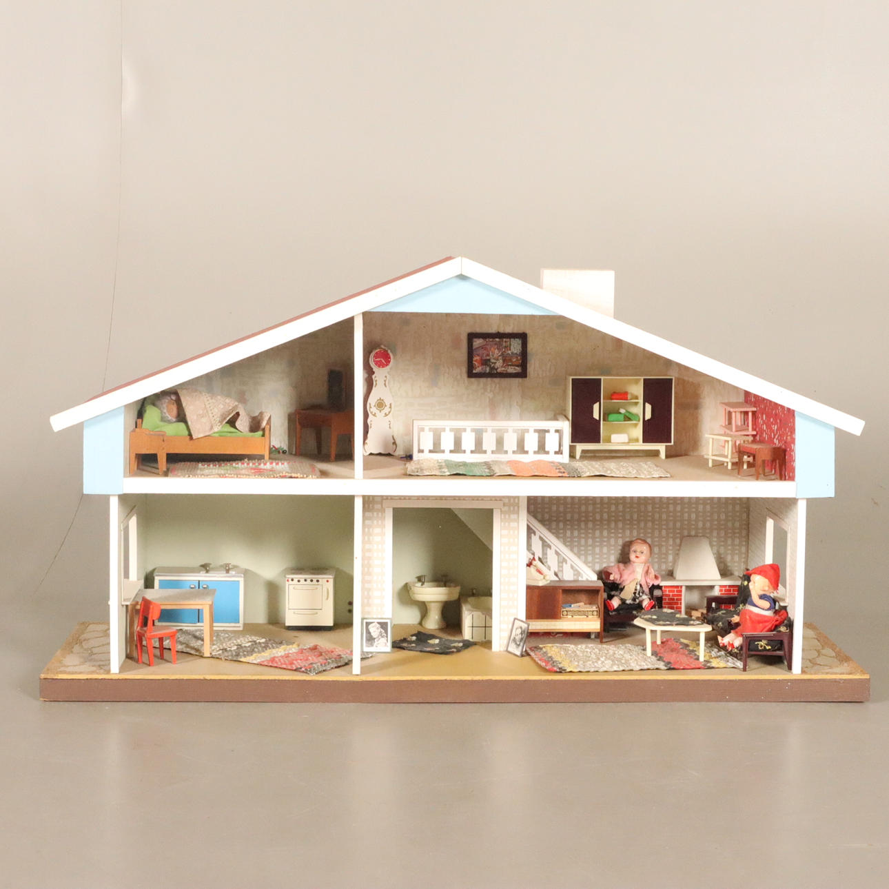 Et dukkehus med tilbehør, midten af det 20. århundrede.