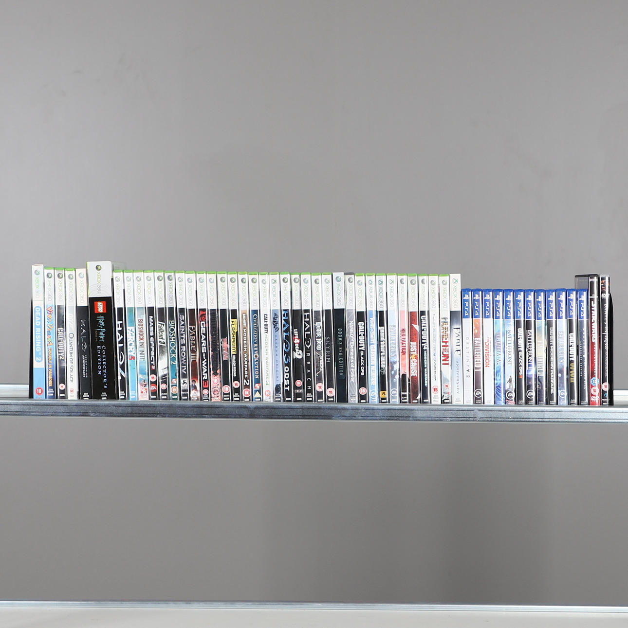 EN SAMLING DVD-SKIVOR, XBOX & PS4-SPEL.