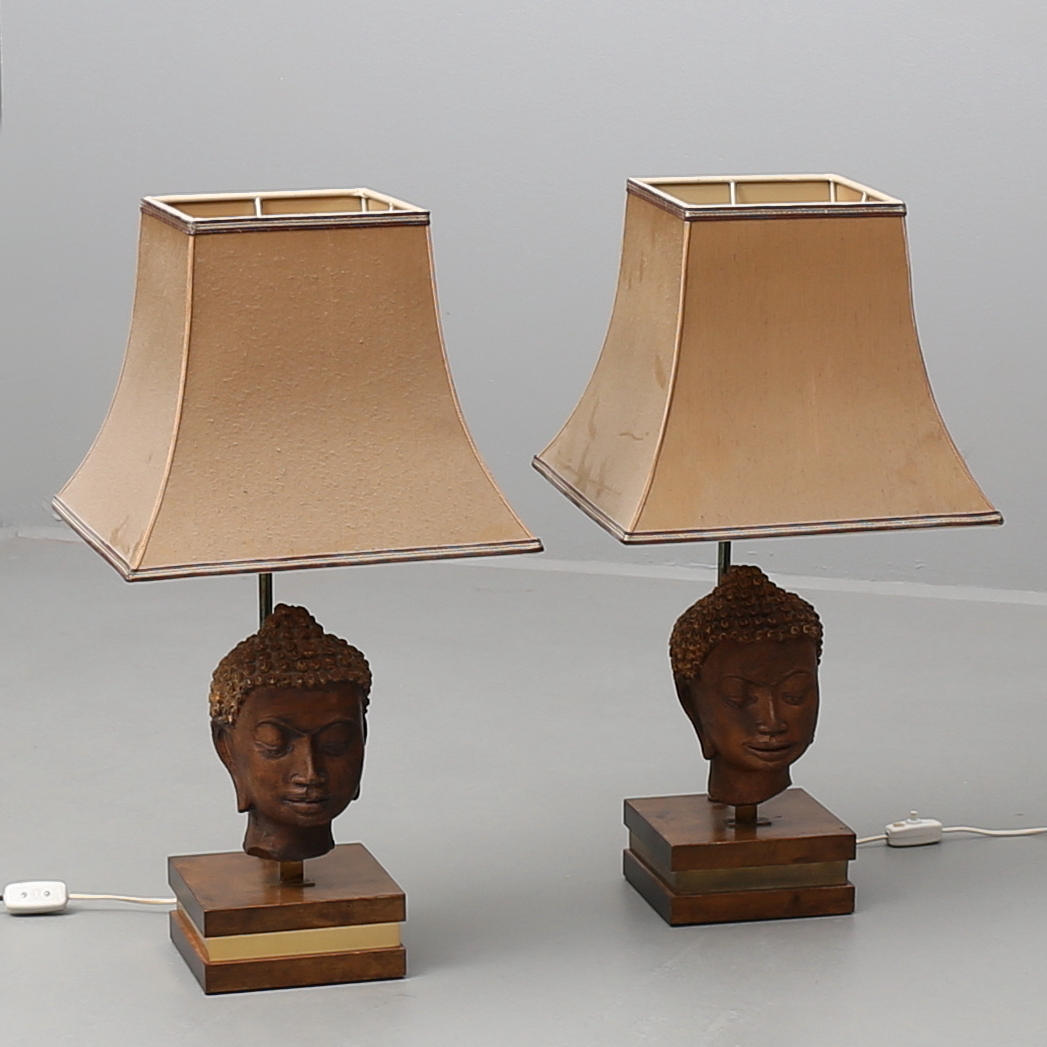 BORDSLAMPOR, ett par. Keramik och trä, 1900-talets andra hälft.