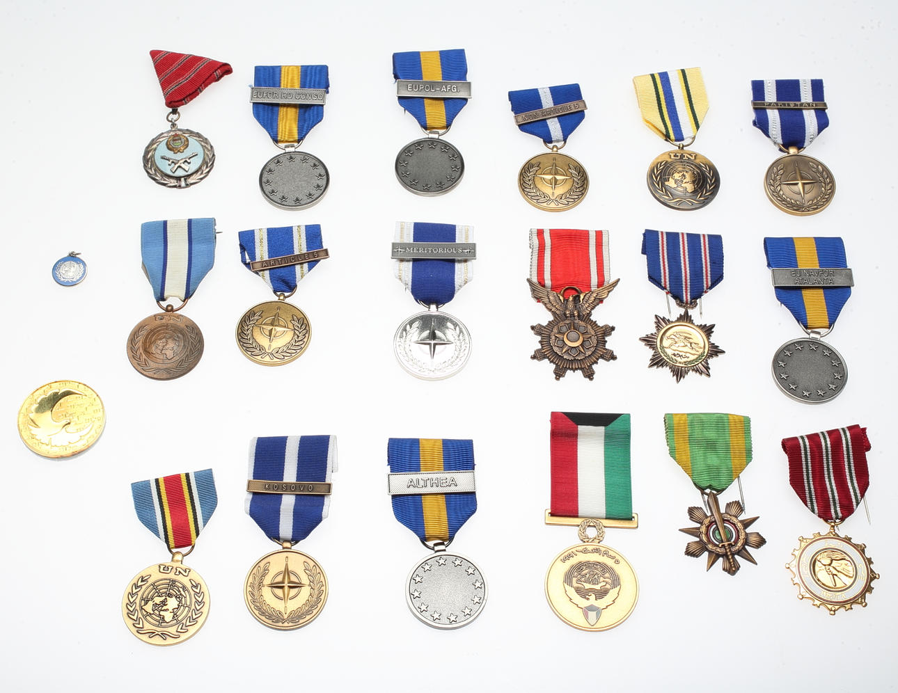 MILITÄRA TJÄNSTGÖRINGSMEDALJER M M, 20 st, 19/2000-tal.