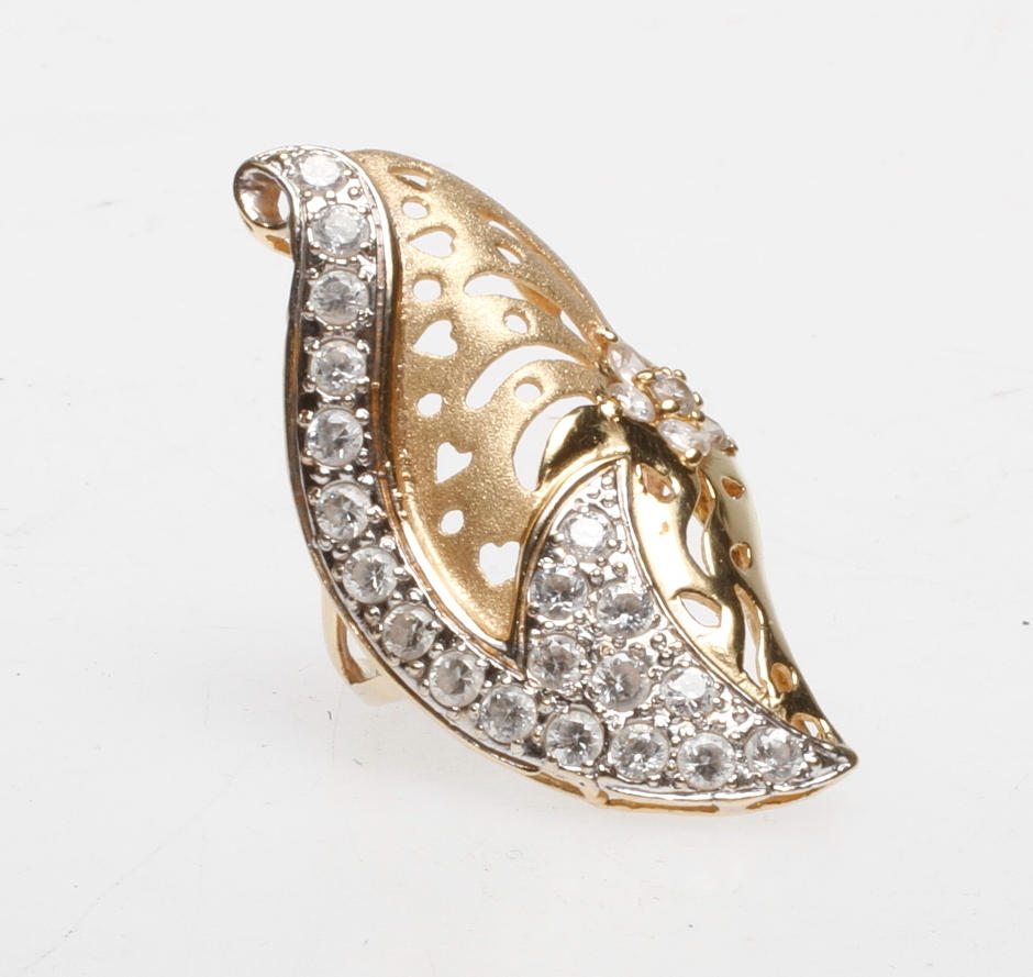 RING MED VITA STENAR, 18k guld, total vikt ca 8.5 gr.