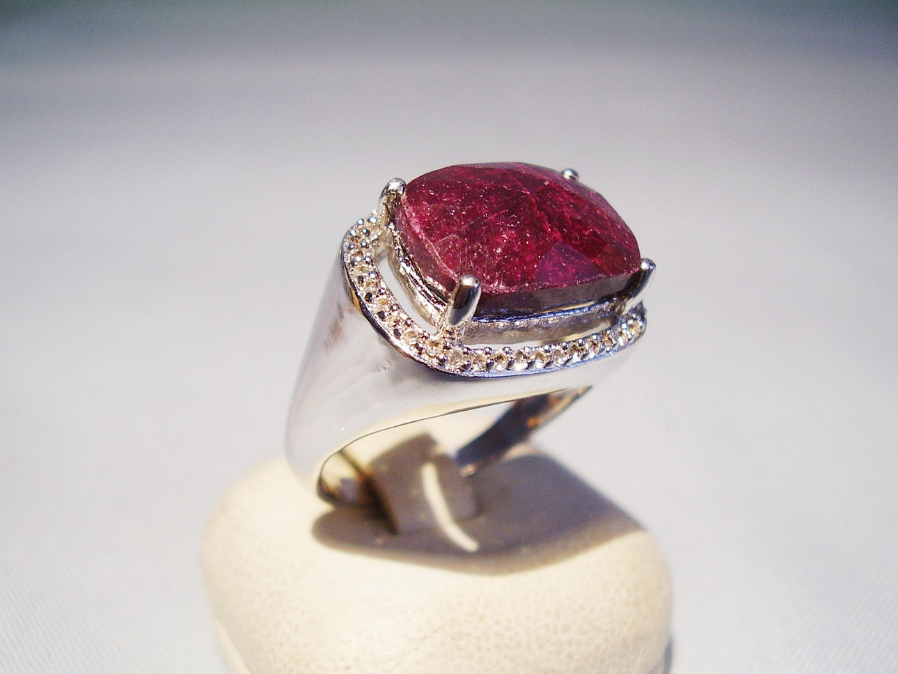 RUBINRING med vit topaz följe silver 925 ädelstenar cca 7,40 ct.