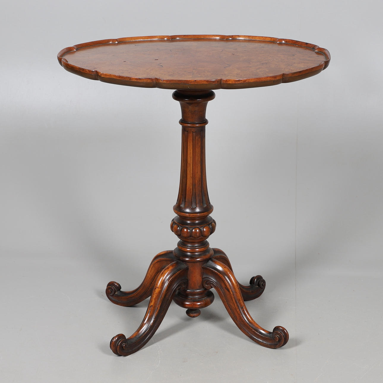 ETT OVALT STATIVBORD I VALNÖT.