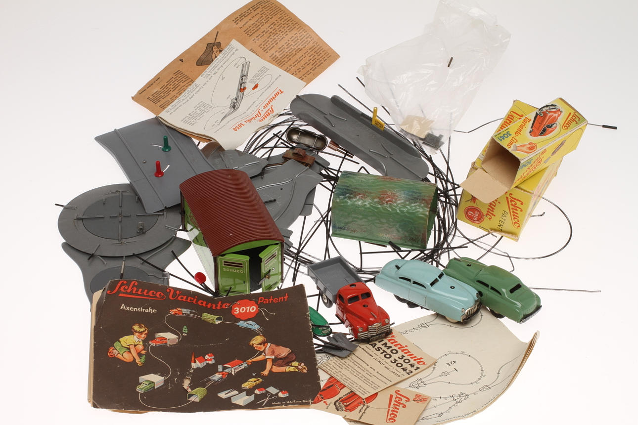 SCHUCO VARIANTO 3 bilar, garage, körtråd, bandelar och tillbehör.