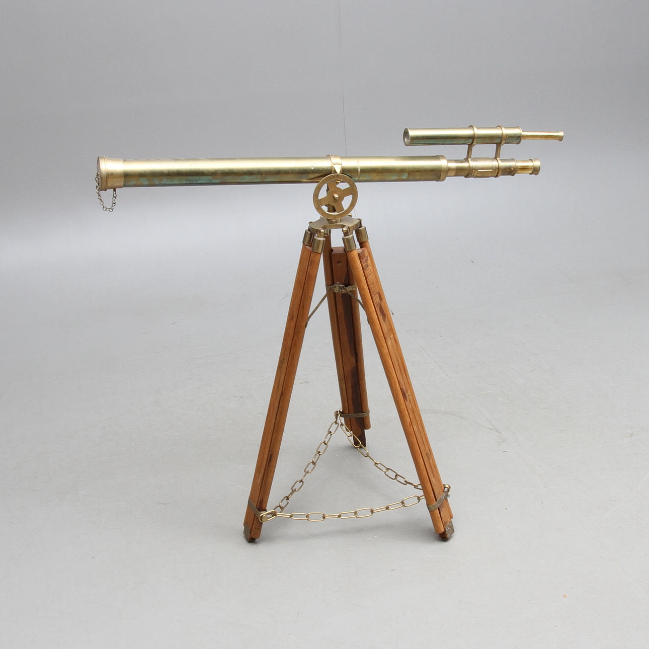 KIKARE på stativ, mässing samt trä, 1900-talets senare del.