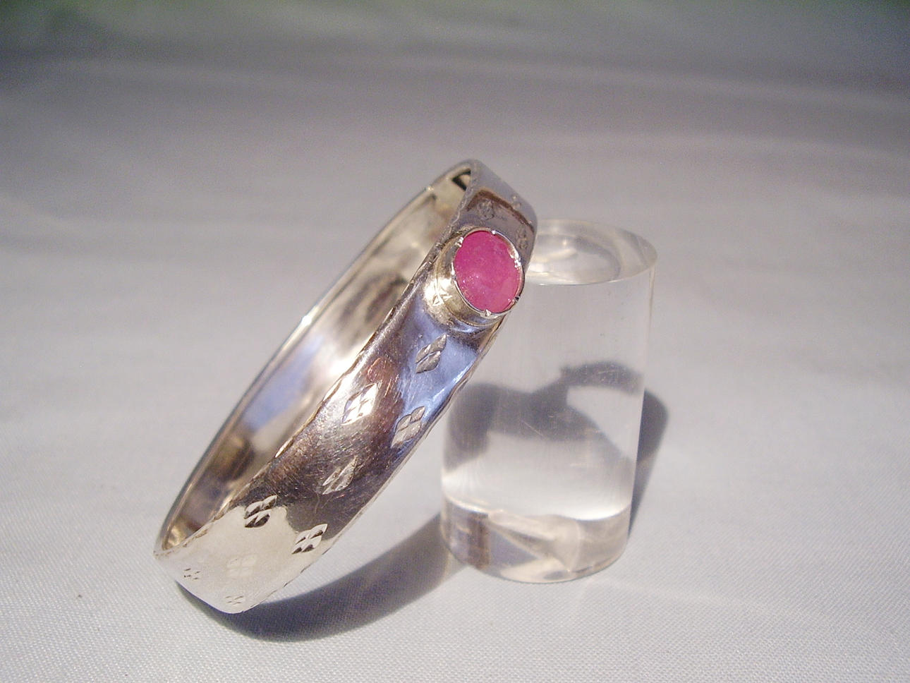 RUBINARMRING HANDGJORD 925 silver, ovalslipad rubin 3.10 ct.