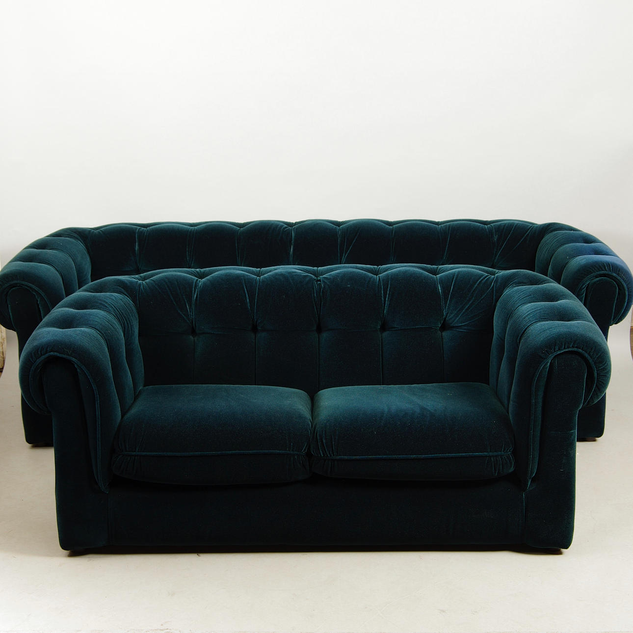 SOFFGRUPP, plysch, 3-sits, 2-sits samt fåtölj, sent 1900-tal.