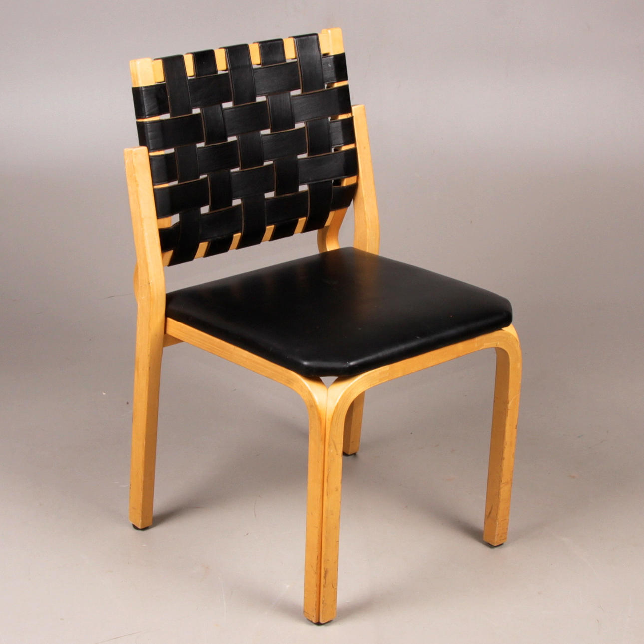 STOL, böjträ med sadelgjord, design Alvar Aalto, Artek, 1900-talets andra hälft.