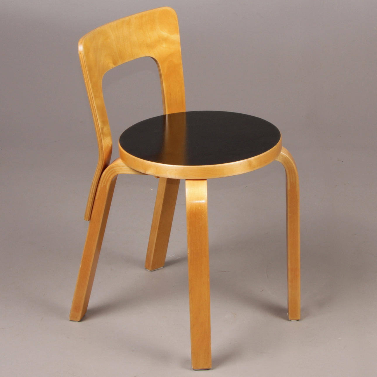 STOL, björk, "modell 65", design Alvar Aalto, Artek, 1900-talets andra hälft.
