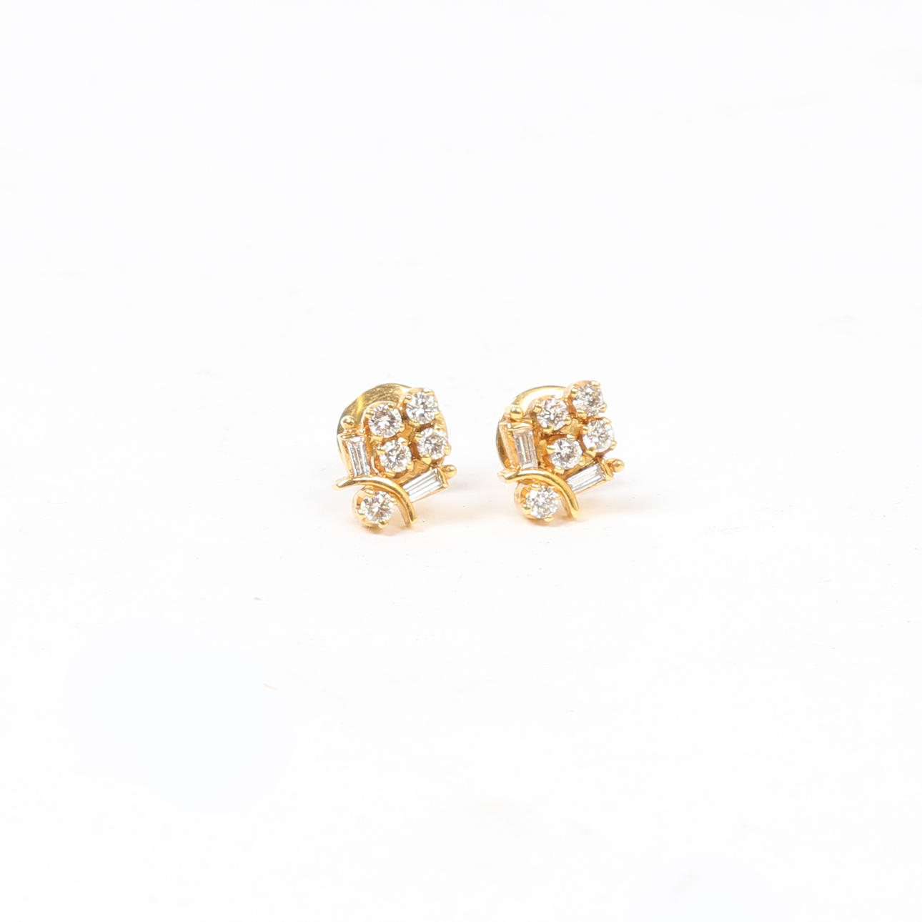 UN PAR DE ARETES CON FORMA DE RACIMO DE DIAMANTES.