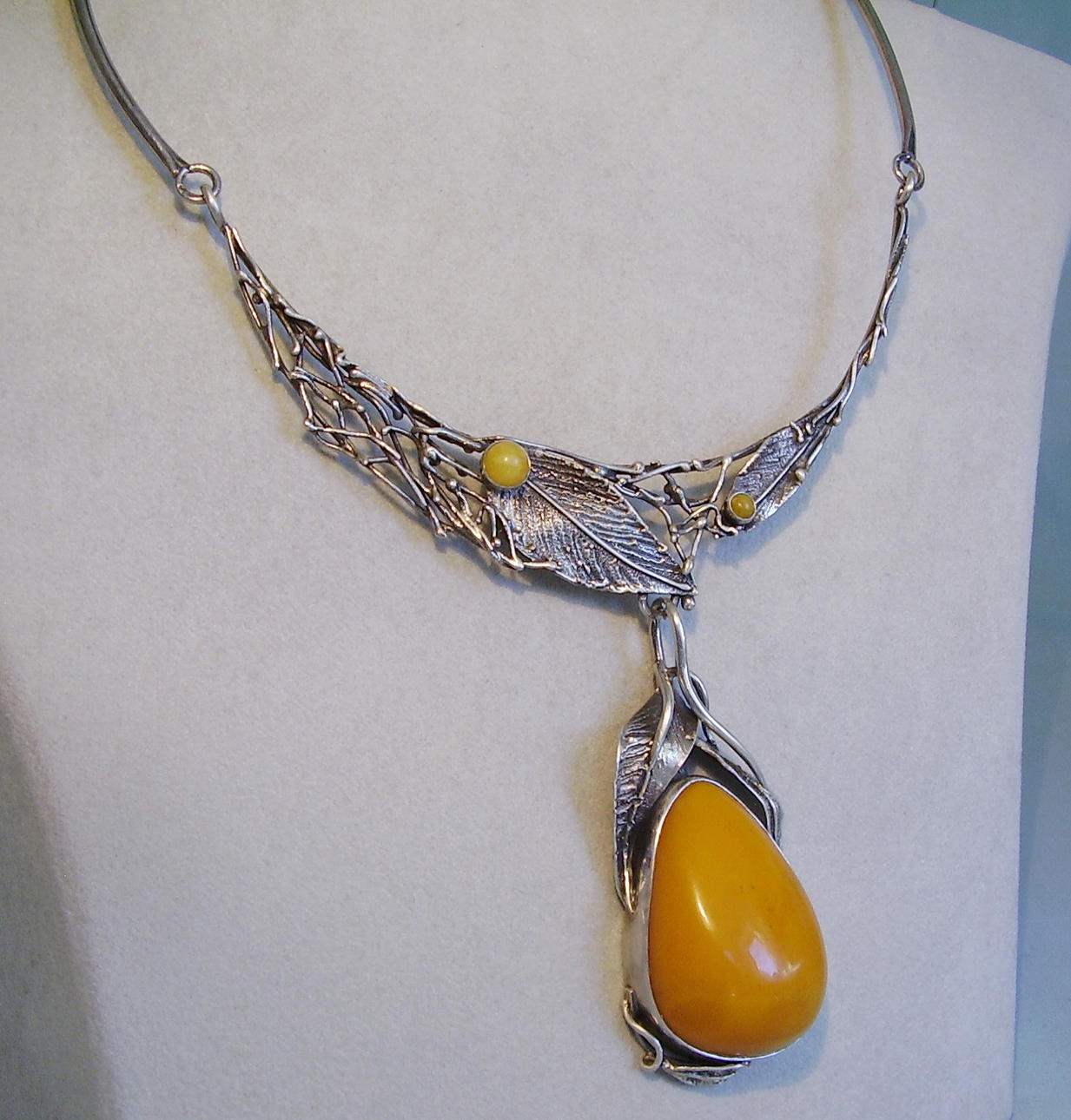 SILVERHALSBAND MED PÄRLA DROPPAR silver 925, äkta smörkola bärnsten äggula.