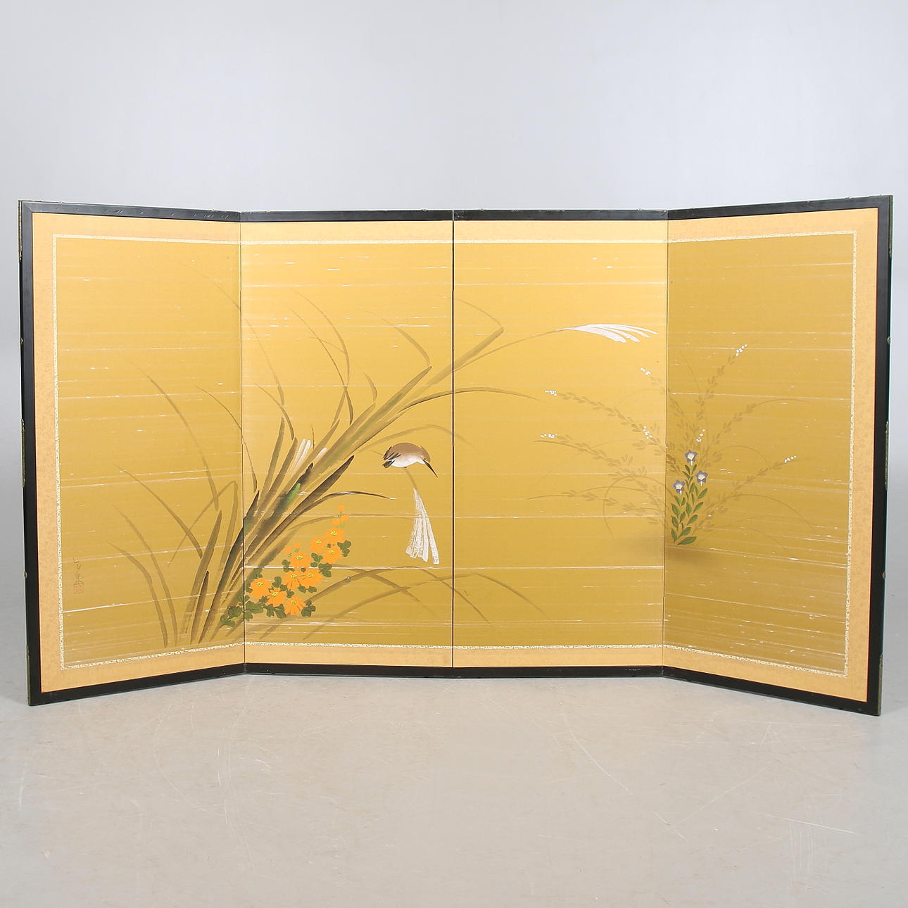 VIKSKÄRM, bemålat trä och sidenmåleri, Japan, 1900-tal.